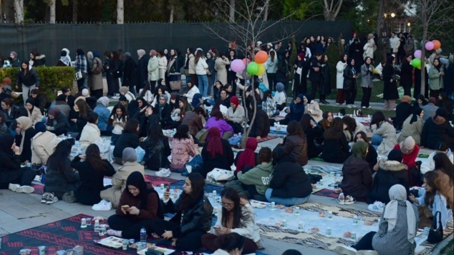 Anadolu niversitesi rencileri iftar programnda bir araya geldi.